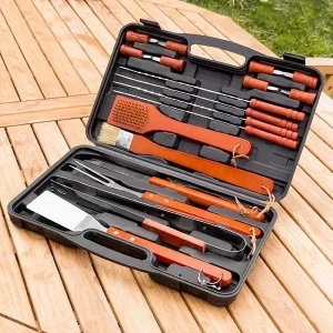 Mala de Acessórios para Churrasco (18 Peças) – Inclui Espátula, Garfo, Tenazes, Faca, Escova de Limpeza, 4 Espetos Longos, 8 Mini-Espetos, e 1 Pincel, Utensílios em Aço Inoxidável com Punhos de Madeira, Mala Resistente em PE, Ideal para Preparar Churrascos em Casa ou no Campo, Dimensões da Mala: 40x27x6 cm, Comprimento dos Utensílios: 36 cm, Ótima Prenda para Amantes de Churrasco